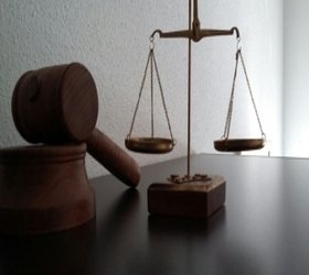 Balanza de la justicia, despacho de la procuradora Cristina Fernández Rodríguez en Madrid Sur